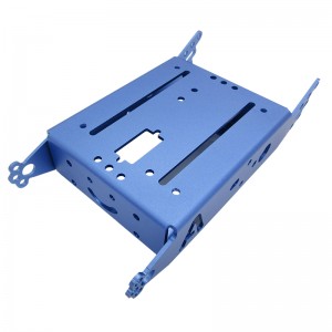 Az alumínium ötvözet fémlemezének egyedi feldolgozása eloxált kivitelben.